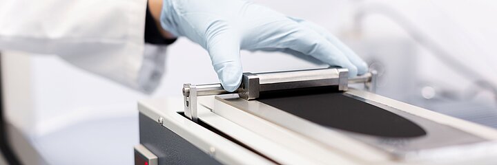 Rakelprozess einer Lithium-Eisenphosphat-Elektrode.