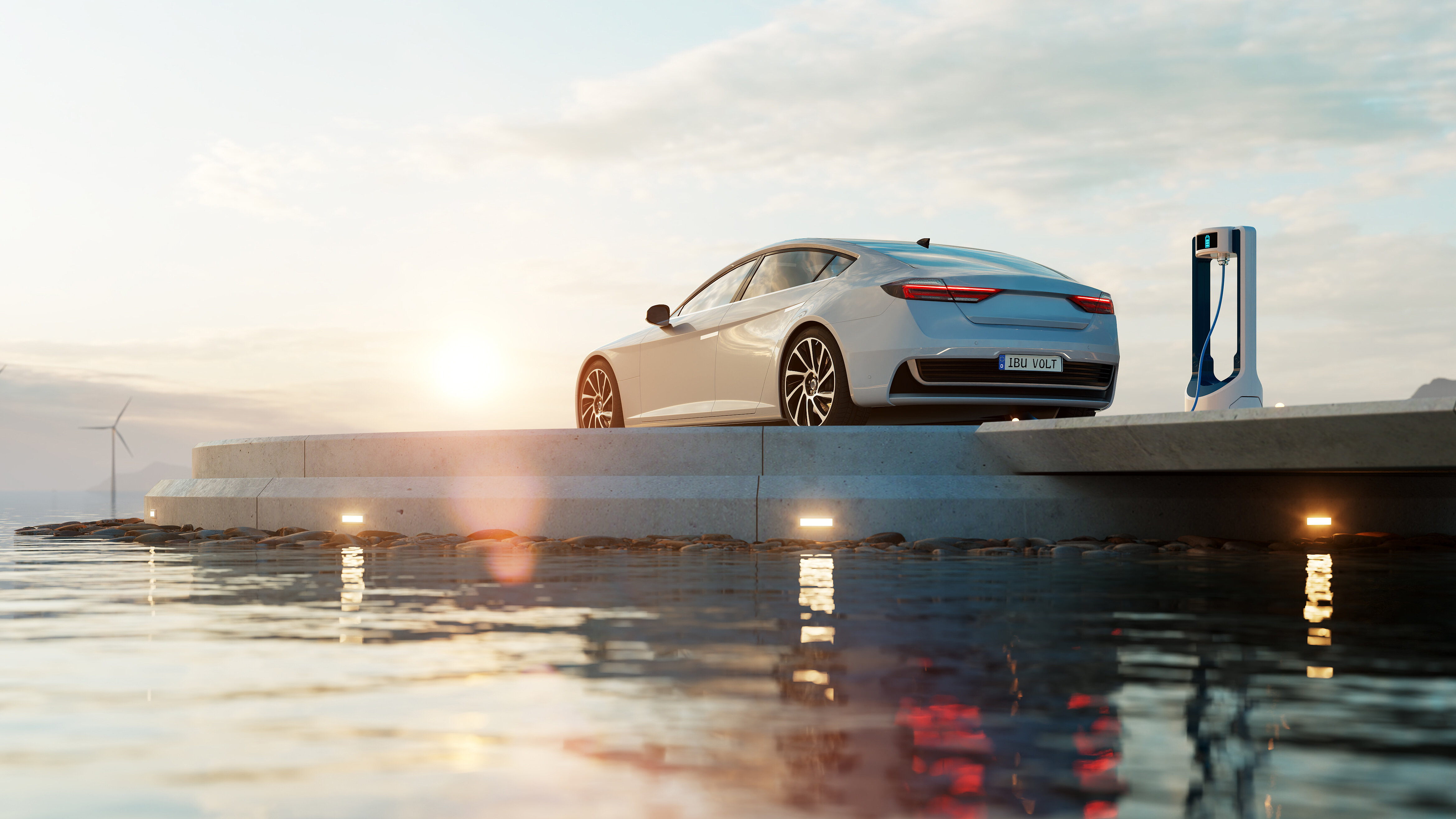 Modernes weißes Elektroauto mit IBUvolt-Kennzeichen an futuristischer Ladesäule auf einer Plattform am Wasser bei Sonnenuntergang - im Hintergrund Offshore-Windräder.